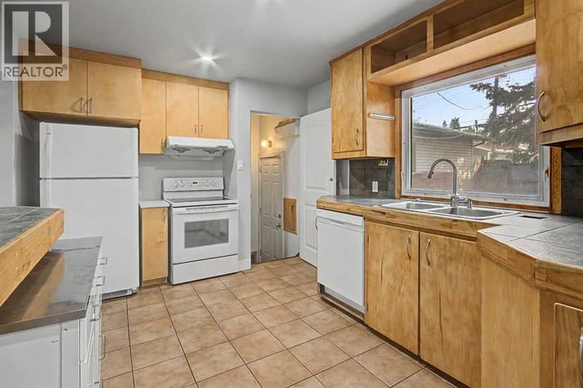 18 Collingwood Place NW — photo 10 of 40