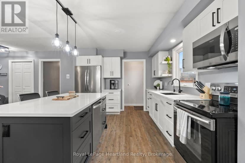 156 John Street N — photo 17 of 40