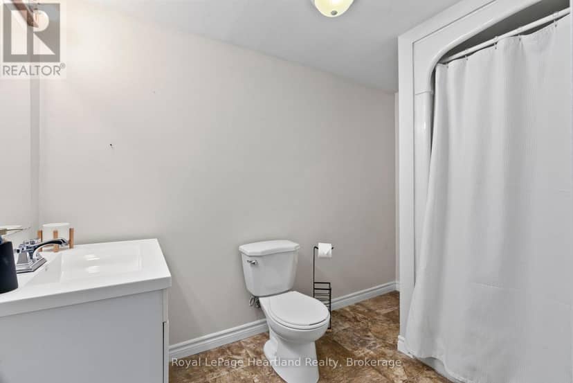 156 John Street N — photo 28 of 40