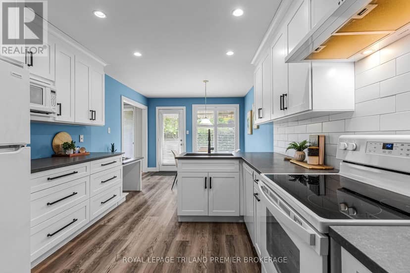 7 - 1755 Louise Boulevard — photo 15 of 36