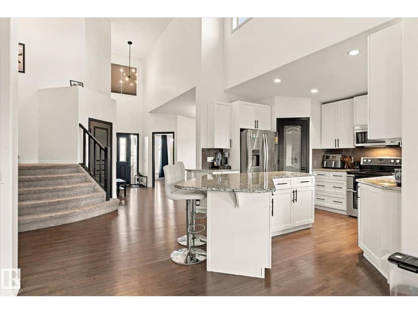 10405 98 ST — photo 9 of 40