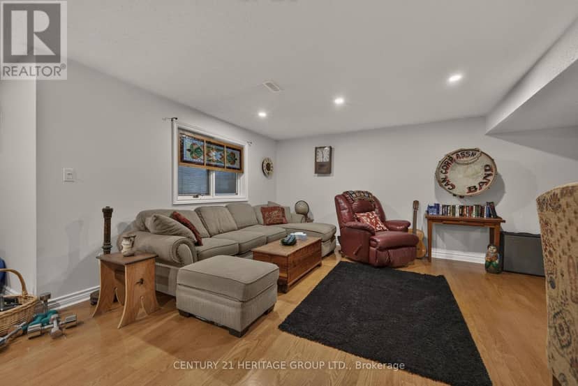 1 Arthur Evans Crescent — photo 34 of 40