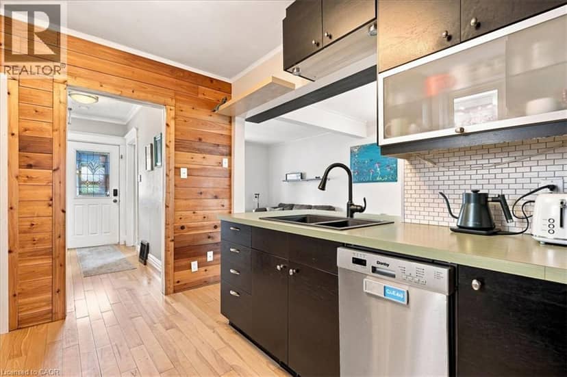 40 GUELPH Street — photo 11 of 33