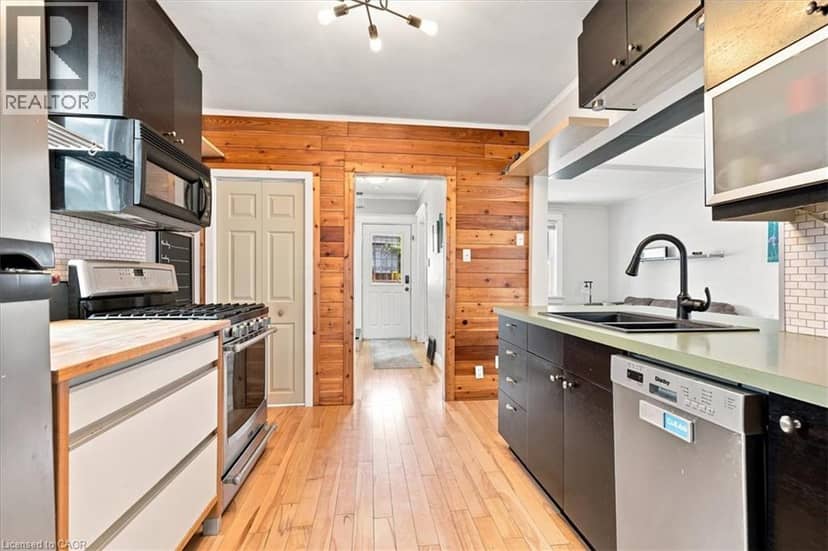 40 GUELPH Street — photo 13 of 33