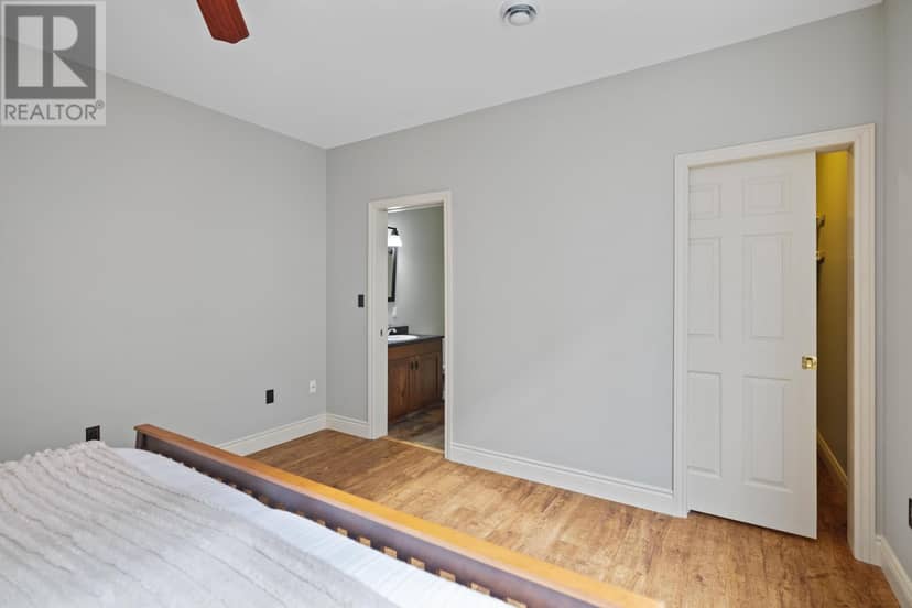 302 111 Richmond Street — photo 22 of 36