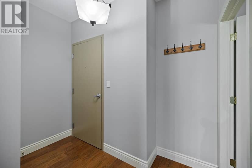 302 111 Richmond Street — photo 26 of 36