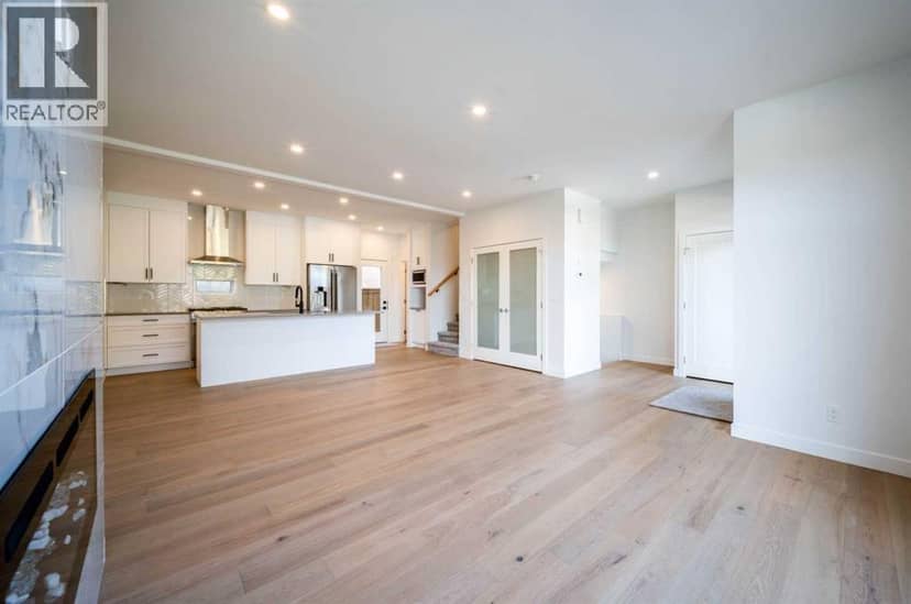 755 Centre Avenue NE, Calgary, photo 2