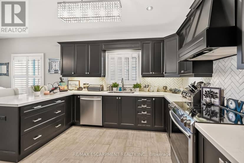 8165 Twenty Road E — photo 11 of 40