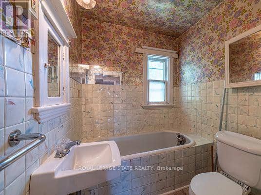 35 Sherman Avenue N — photo 18 of 22