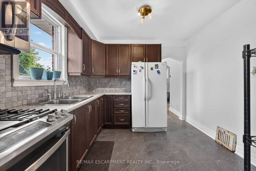 111 Kenilworth Avenue S — photo 13 of 40