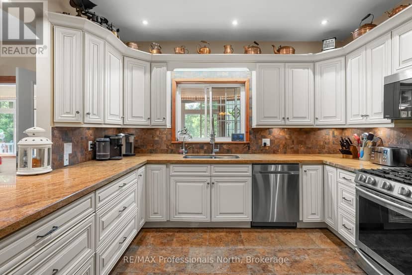 22 Knowles Crescent E — photo 10 of 40