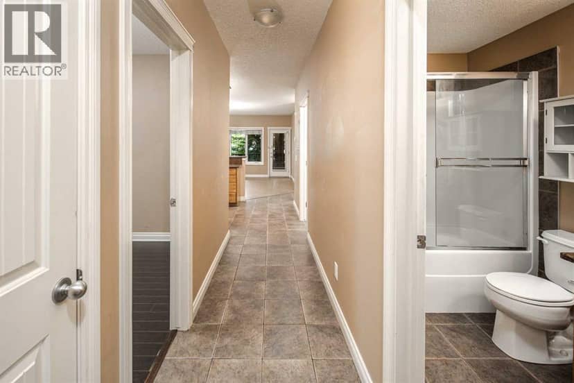 102, 110 12 Avenue NE — photo 19 of 22