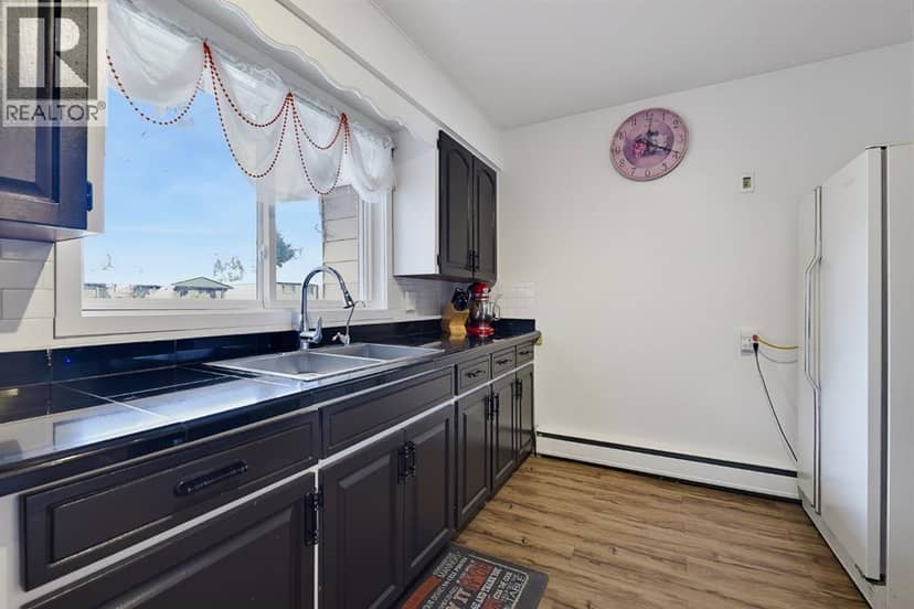 704 75 Avenue SW — photo 9 of 35