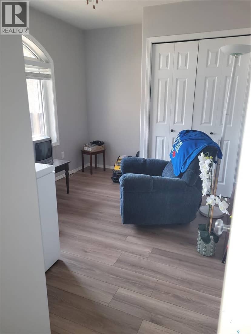 457 Brooklyn CRESCENT — photo 4 of 21