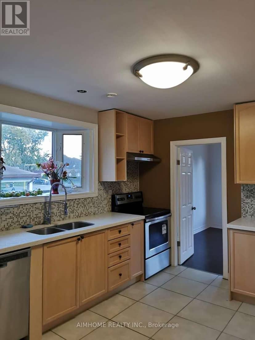 20 Lisburn Crescent, Toronto, photo 2