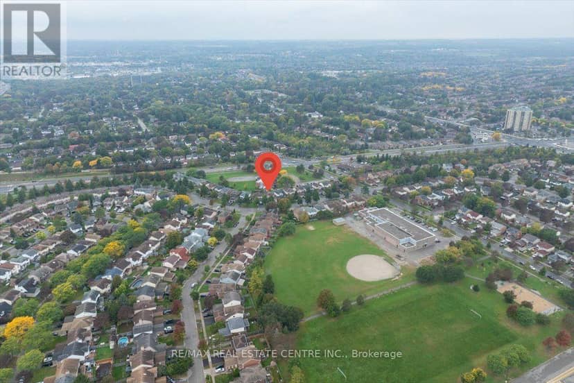 257 Wright Crescent — photo 3 of 40