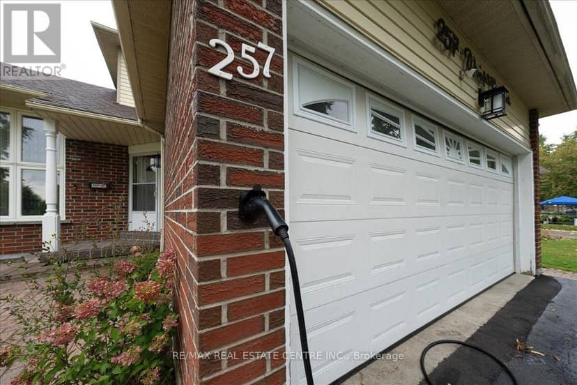 257 Wright Crescent — photo 5 of 40