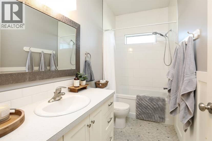372 E 1 Avenue N — photo 14 of 40