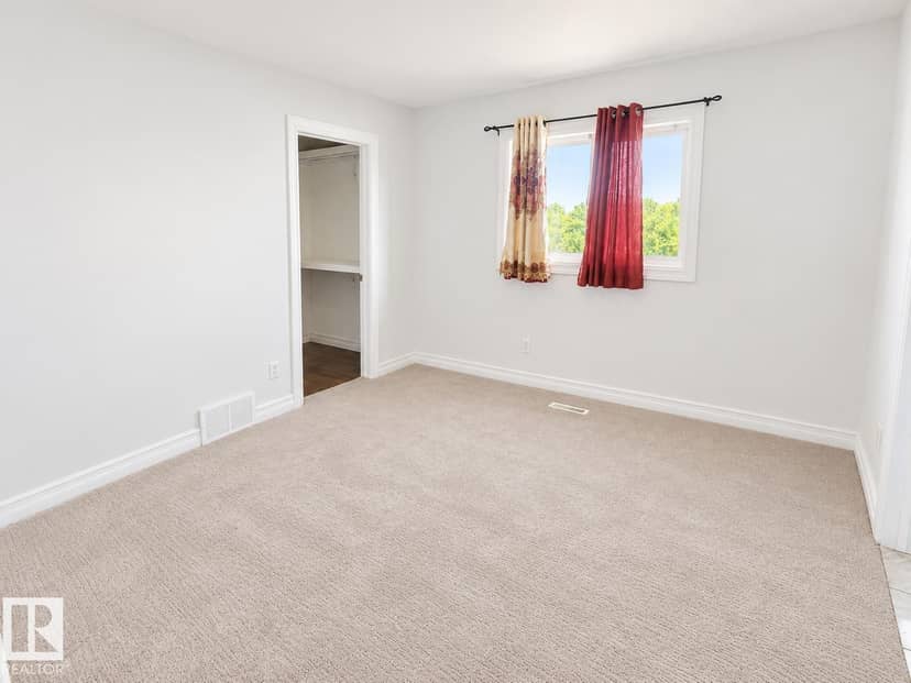 5306 55 AV — photo 11 of 32