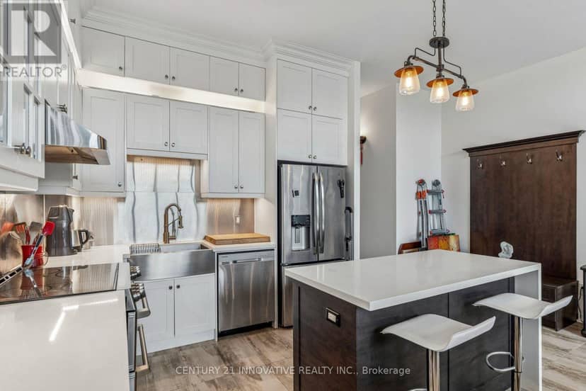 420 - 160 Baldwin St Street — photo 14 of 40