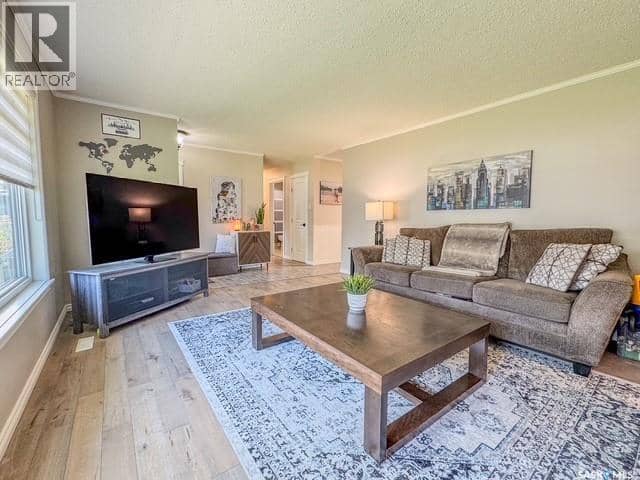 31 Burke CRESCENT — photo 3 of 34