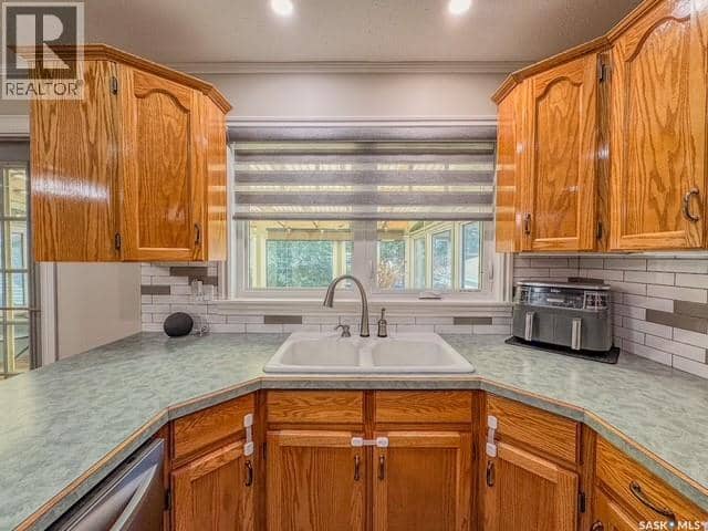 31 Burke CRESCENT — photo 7 of 34