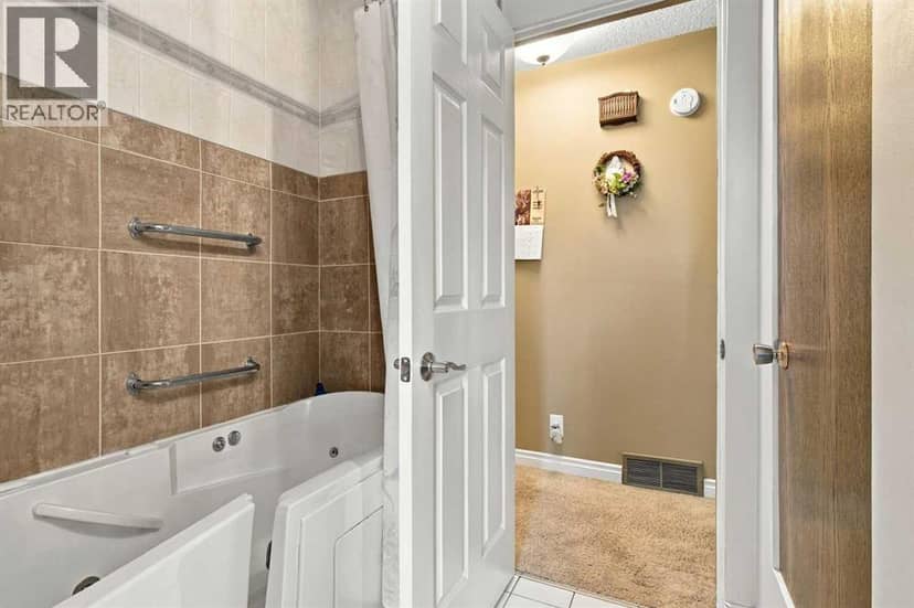 5013 47 Street — photo 21 of 40