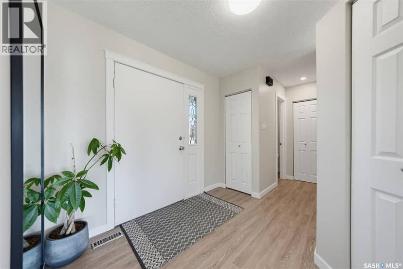 25 Capilano Drive — photo 7 of 40