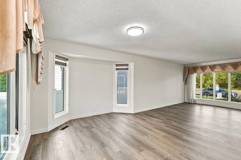3807 36 AV NW — photo 10 of 40