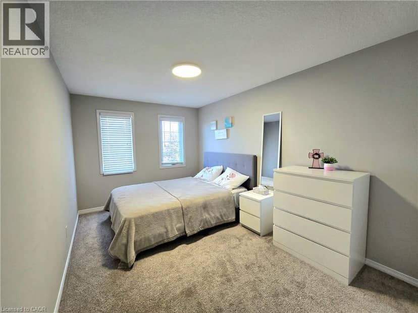 286 SOPHIA Crescent — photo 17 of 38