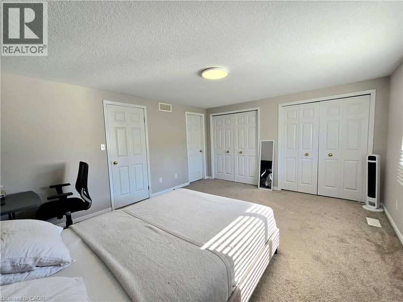 286 SOPHIA Crescent — photo 16 of 38