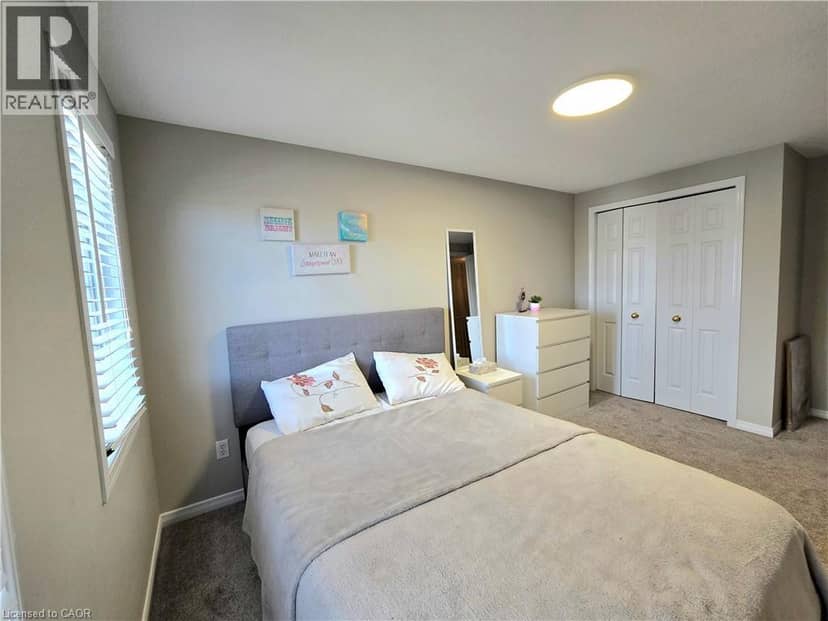286 SOPHIA Crescent — photo 18 of 38