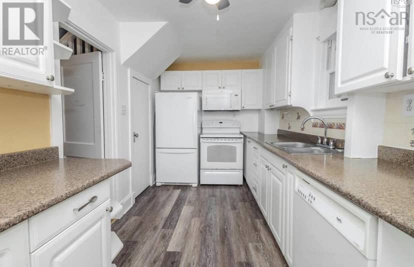 370 Hudson Street — photo 12 of 20