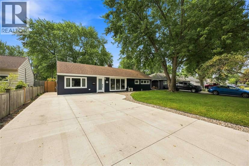 887 McCaw Street — photo 3 of 32