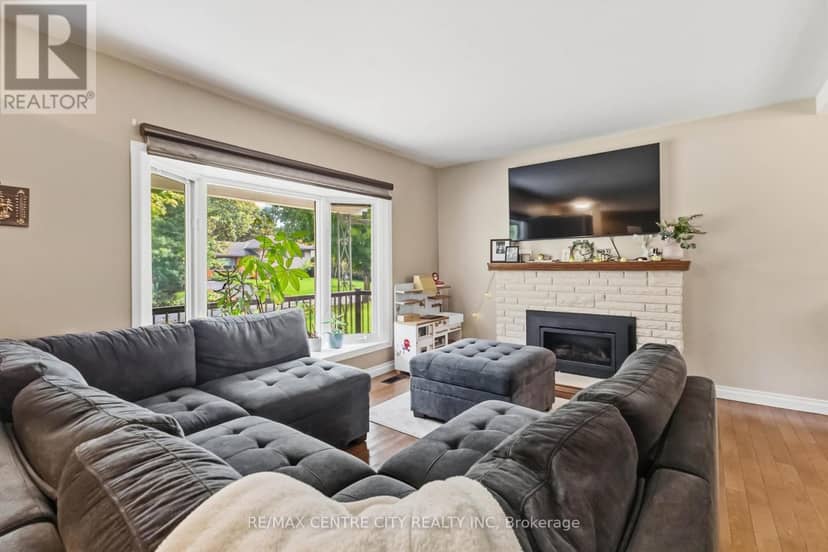 859 Dalkeith Crescent — photo 4 of 24