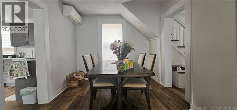 496 Robinson Street — photo 4 of 13