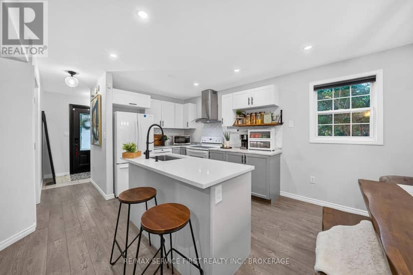 1362 Thornwood Crescent — photo 4 of 35