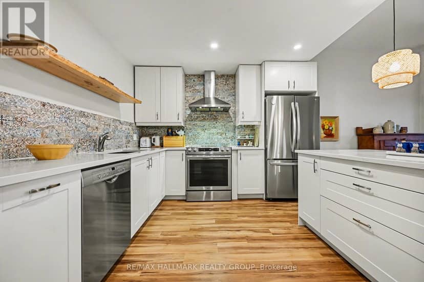 206 - 1 Rosamond Street E — photo 3 of 24