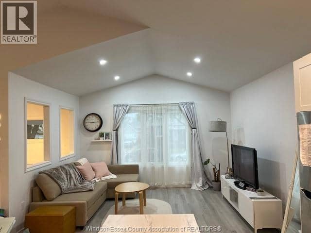 1733 Albert Road — photo 4 of 8