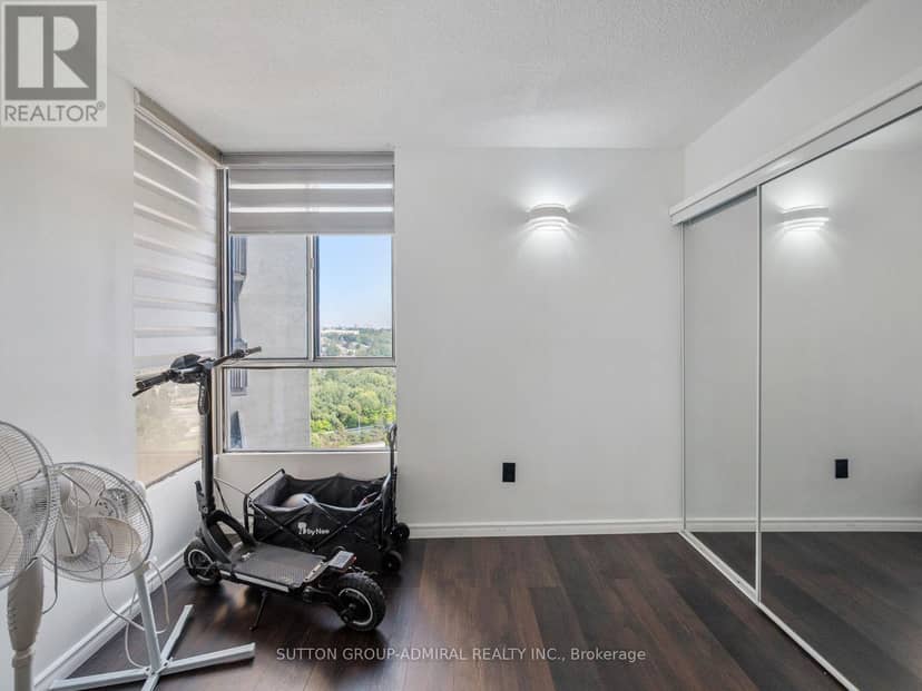 1811 - 10 Martha Eaton Way — photo 32 of 40
