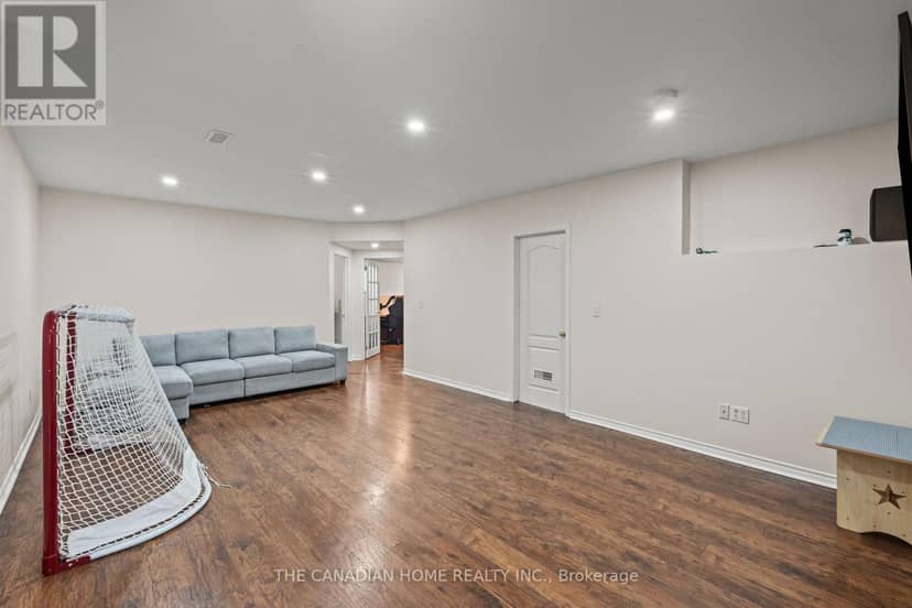 192 Oakcrest Avenue E — photo 22 of 36