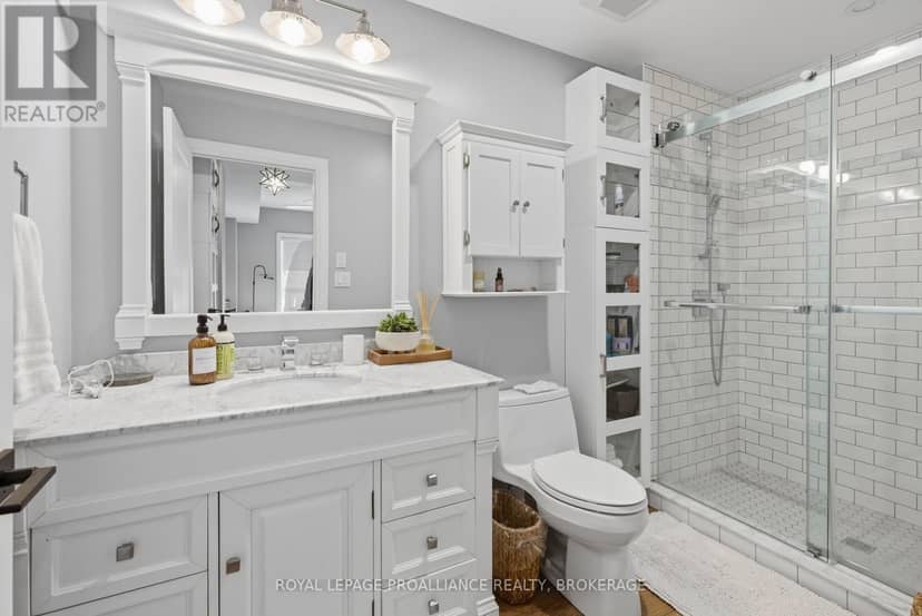205 - 350 Wellington Street — photo 24 of 35