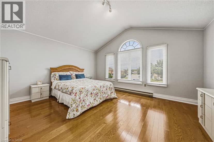 90 FAIRINGTON Crescent — photo 18 of 40