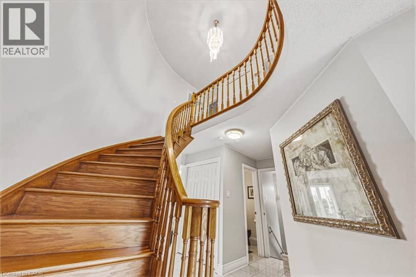 90 FAIRINGTON Crescent — photo 7 of 40