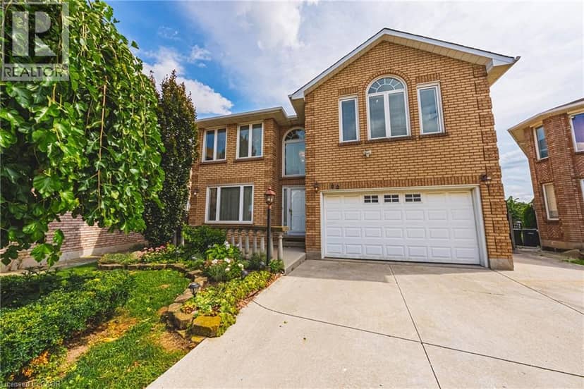 90 FAIRINGTON Crescent — photo 1 of 40
