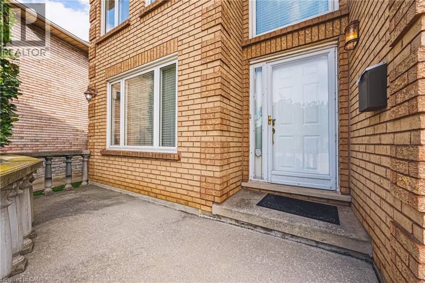 90 FAIRINGTON Crescent — photo 5 of 40