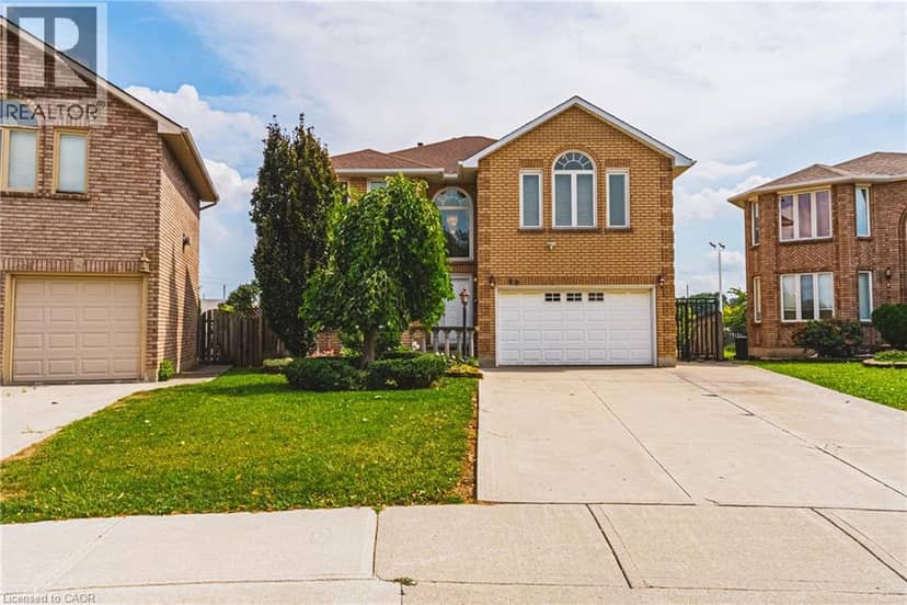 90 FAIRINGTON Crescent — photo 2 of 40