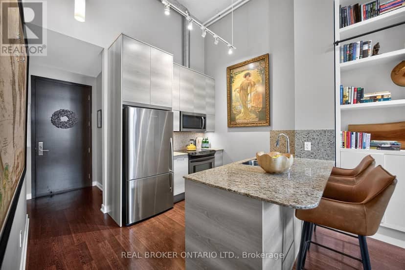 209 - 380 Macpherson Avenue — photo 9 of 40