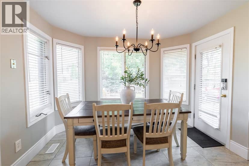2718 Sandfield Crescent — photo 9 of 40
