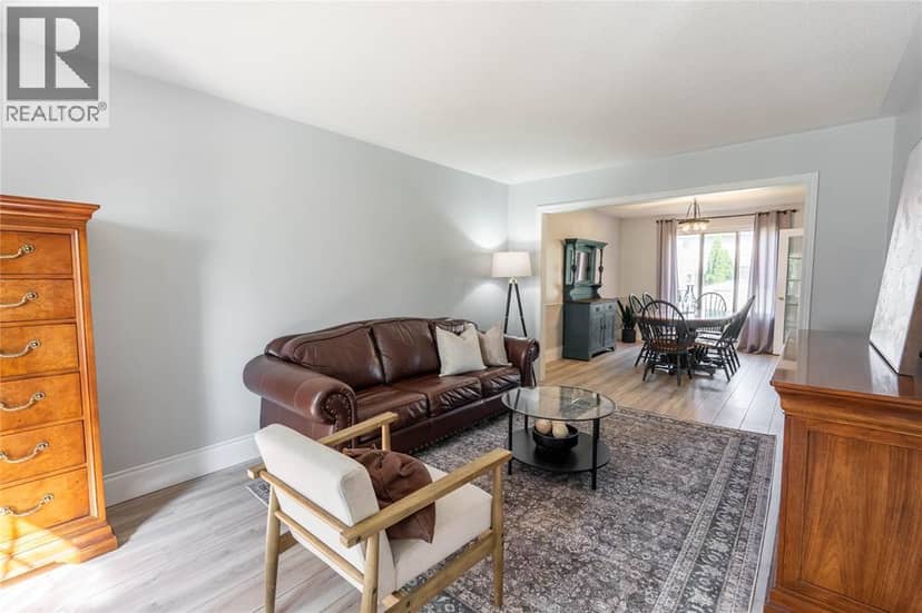 2718 Sandfield Crescent — photo 13 of 40